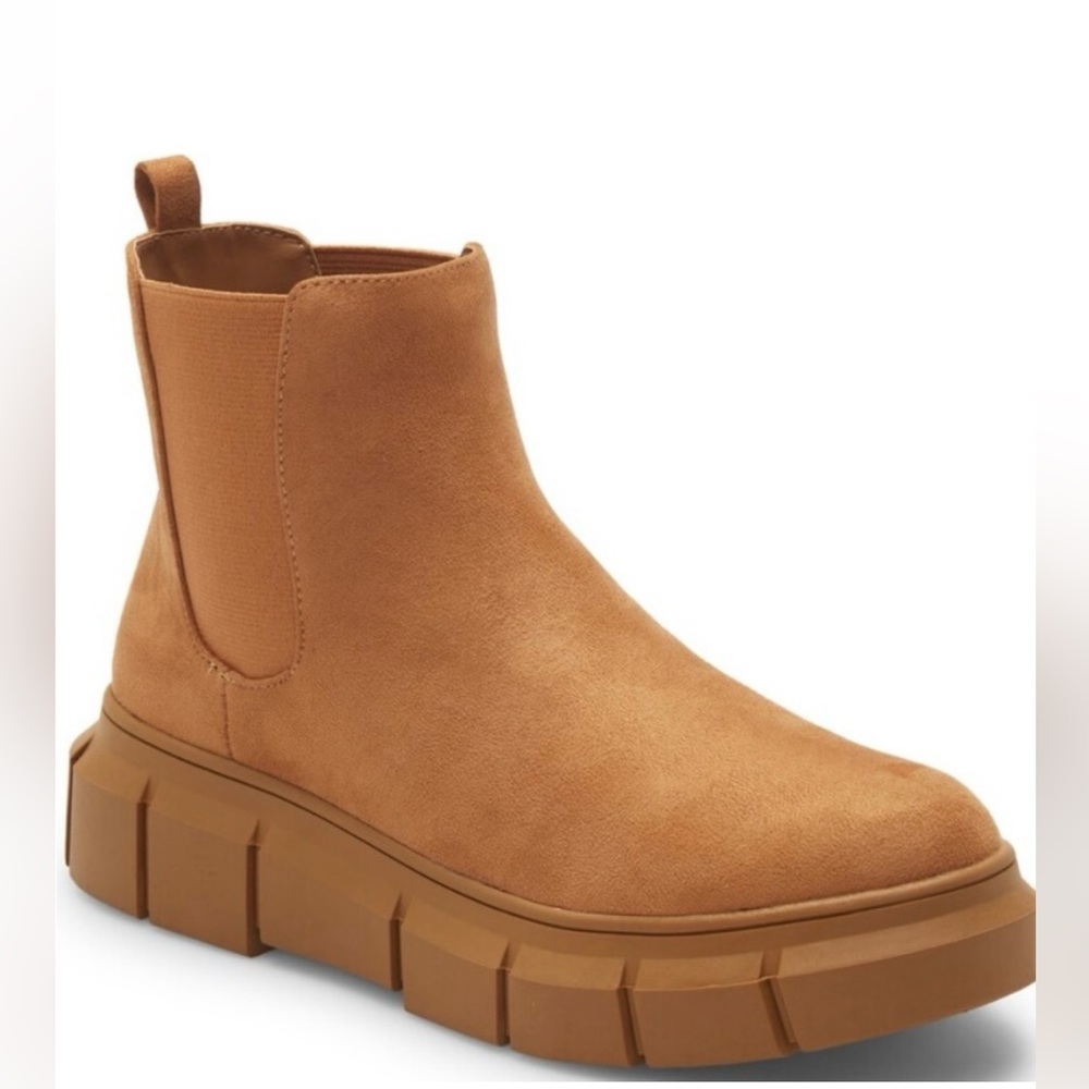 BP Niya Lug Sole Chelsea Boots